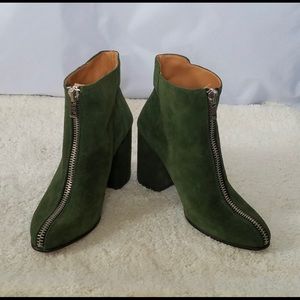 Authentic NWT LOQ Green Suede Alo bootie with front zipper